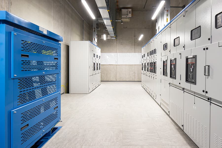 Schaltanlagen der Stromversorgung in einem Rechenzentrum von maincubes