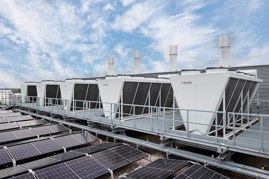 Rückkühler und Solarmodule auf dem Dach eines Rechenzentrums von maincubes
