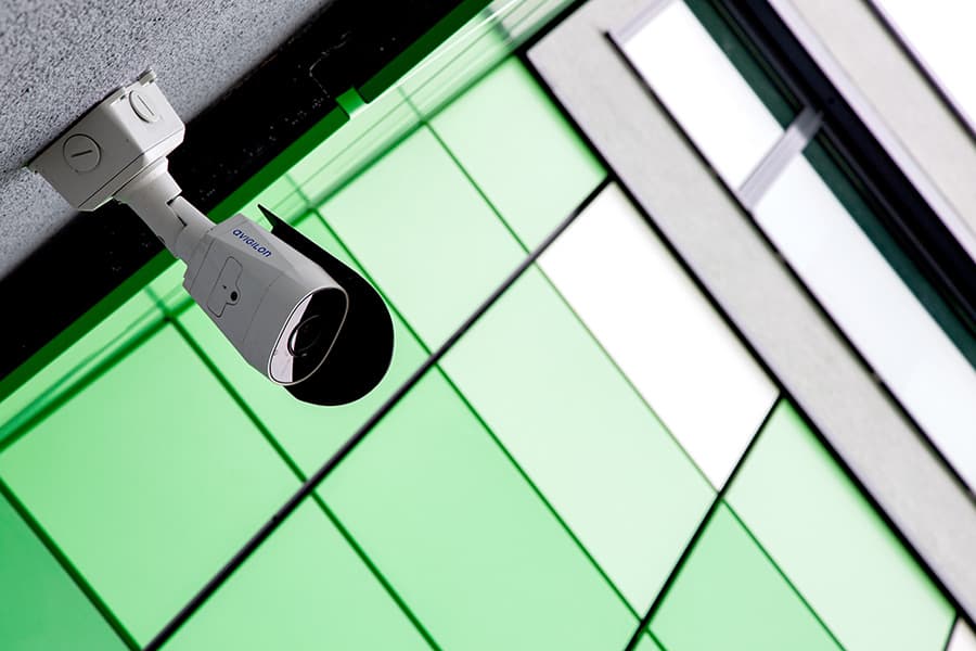 Überwachungskamera an der Fassade eines Rechenzentrums von maincubes