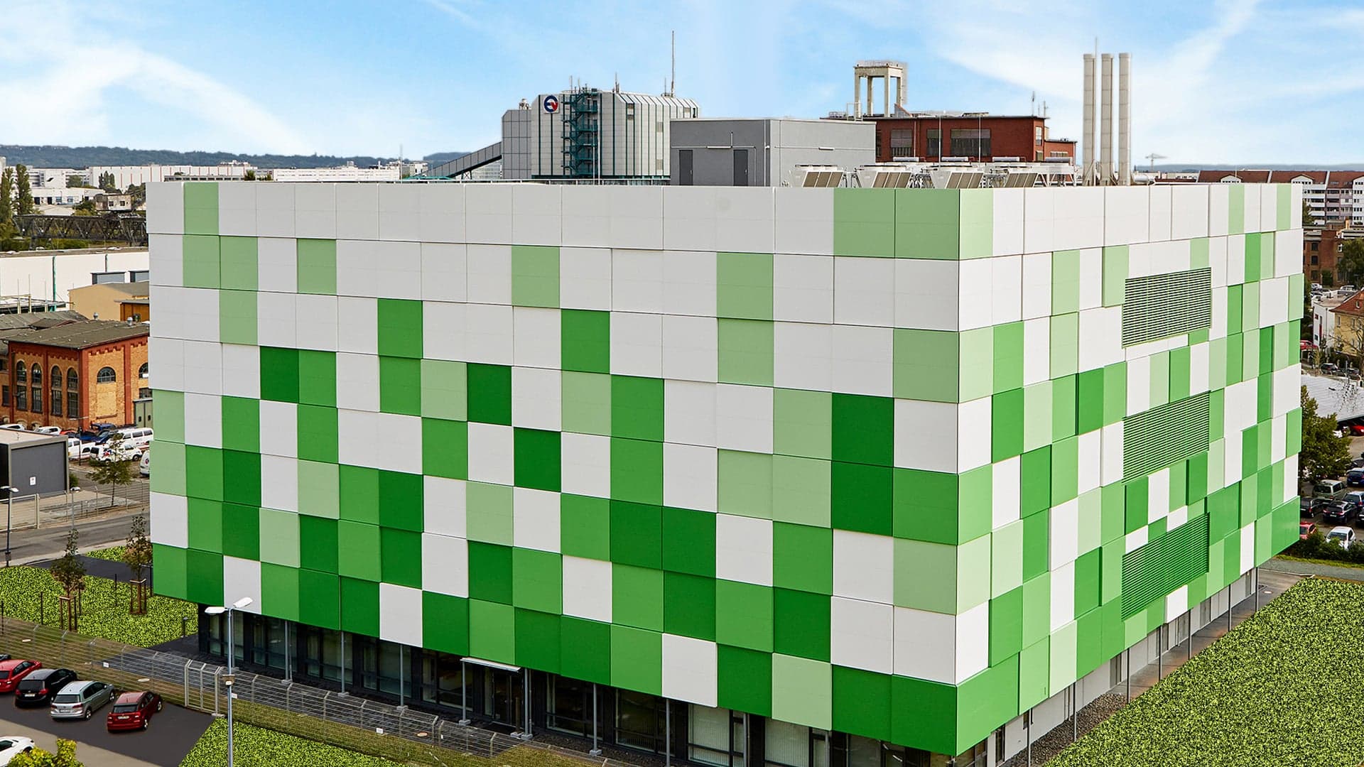 Außenansicht des Rechenzentrums maincubes FRA01 mit grün-weißer Fassade