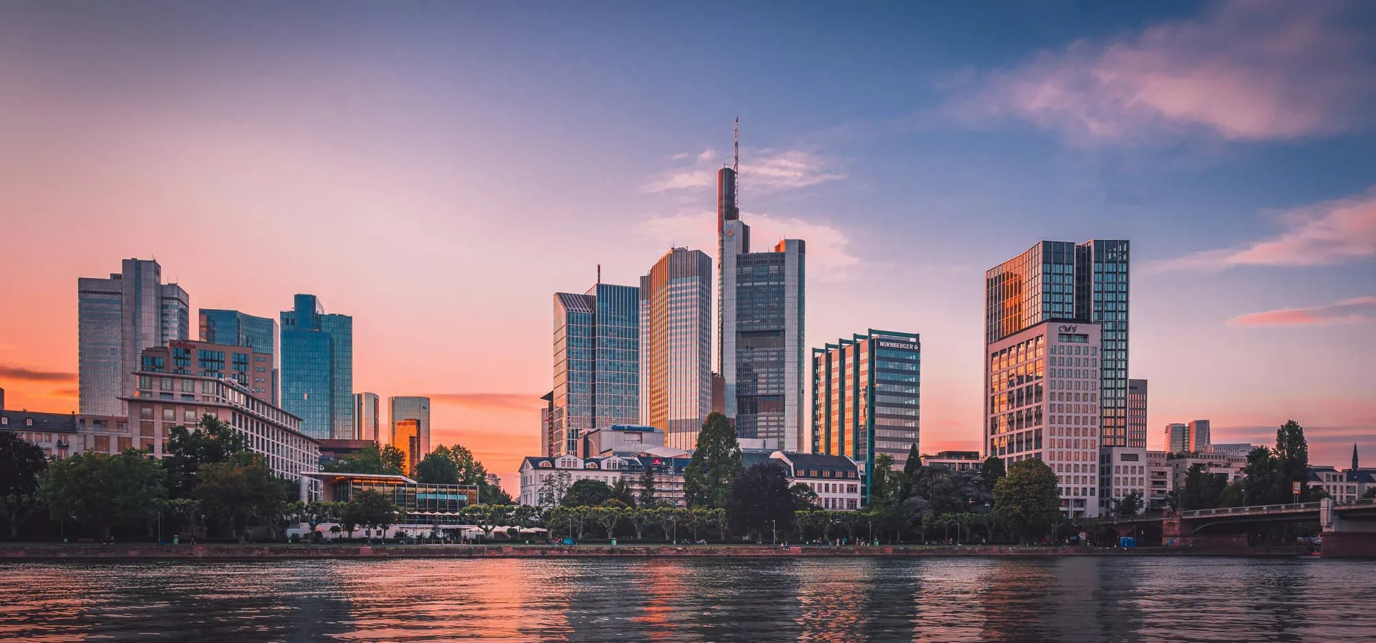Frankfurter Skyline mit dem Bankenviertel am Main bei Sonnenuntergang